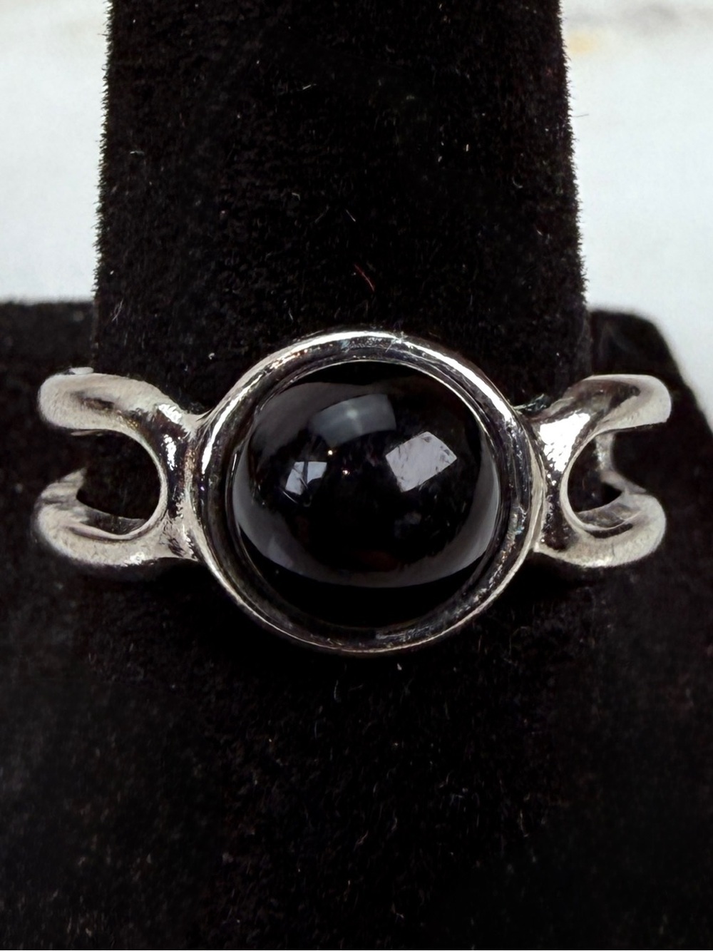 Black Cabochon Silvertone Ring sz 8